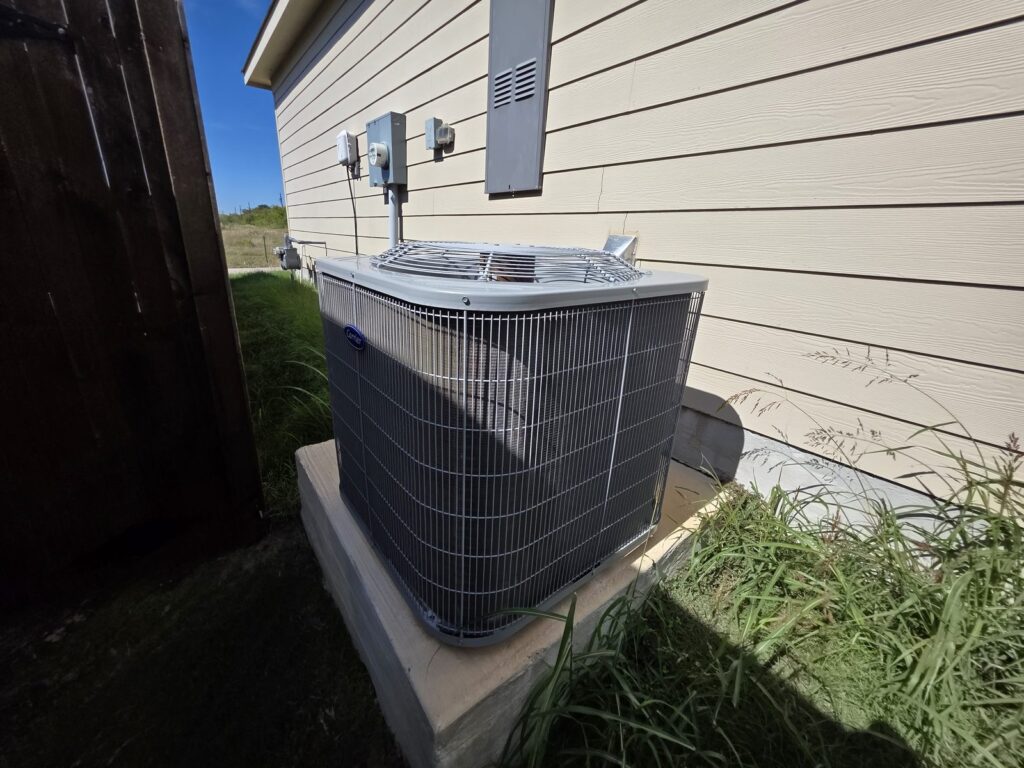 Unidad condensadora del aire acondicionado sobre su base
