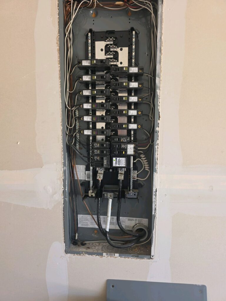Panel eléctrico con la tapa quitada para la inspección