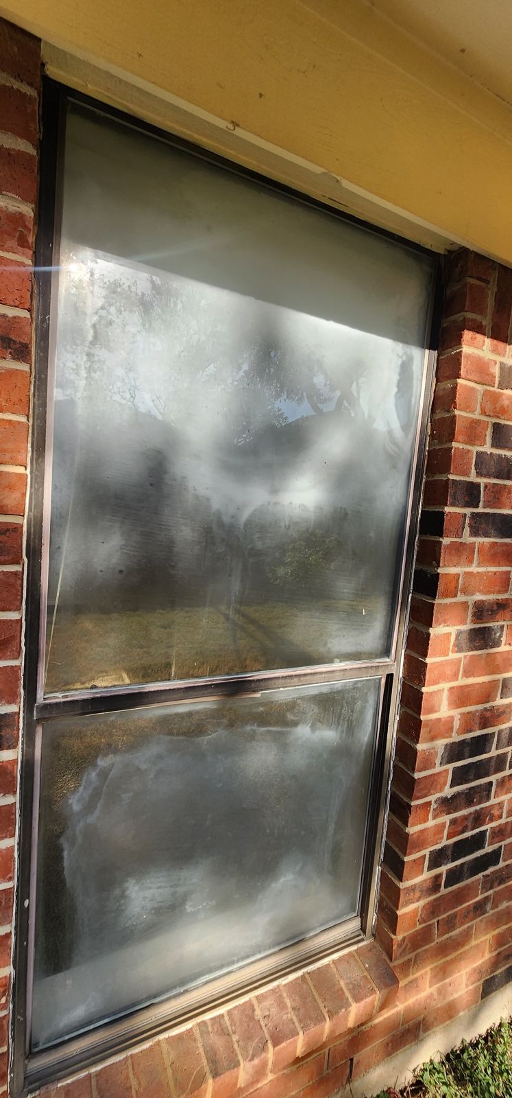 Ventana alta con ambas hojas empañadas por sellos dañados del vidrio aislante