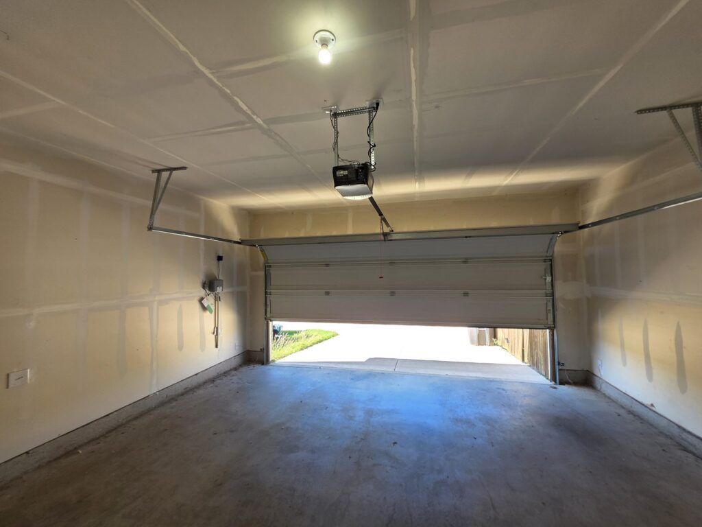 Interior del garaje de una construcción nueva
