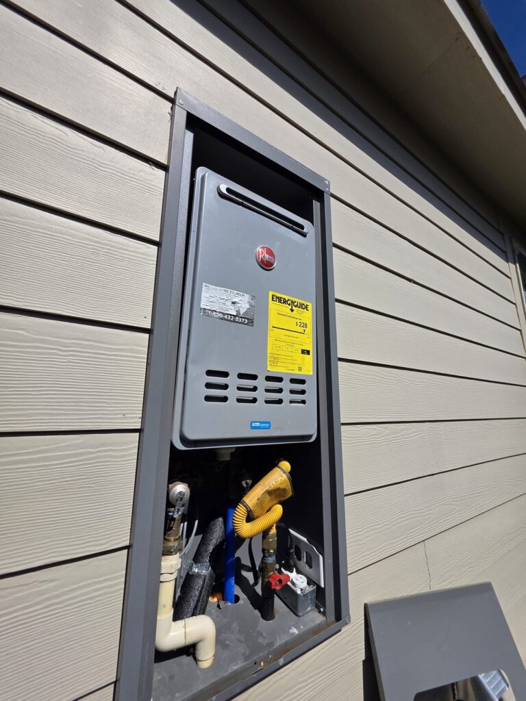 Calentador de agua sin tanque instalado en el exterior