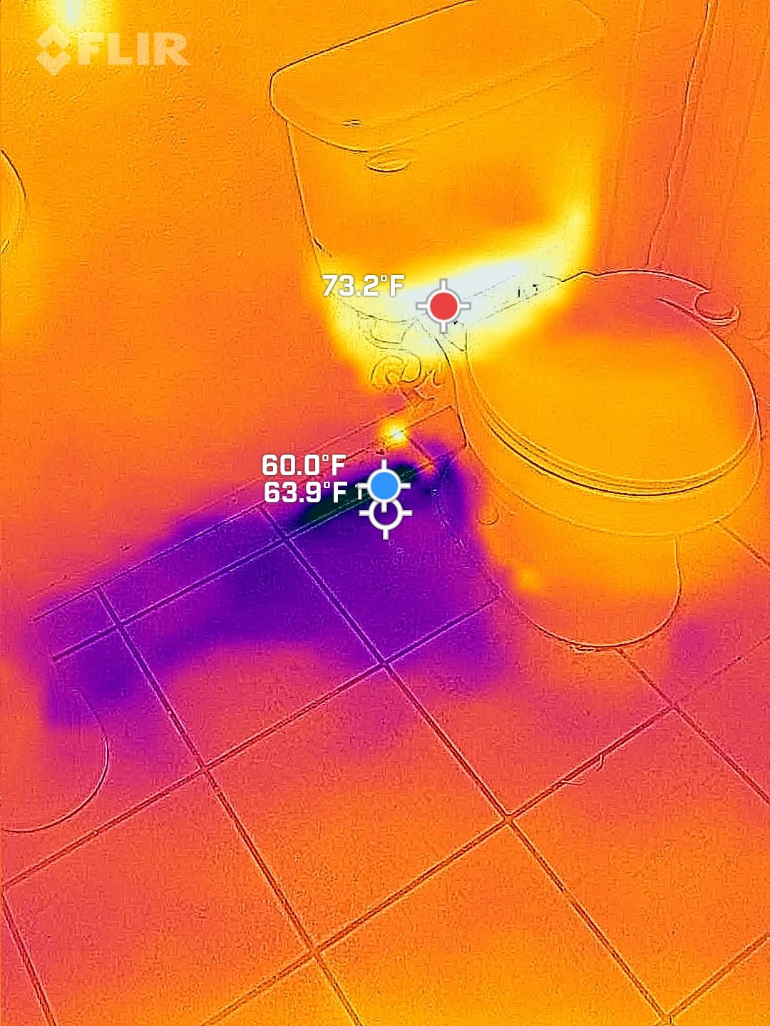 Imagen térmica de un área más fría que se extiende desde la base de un inodoro