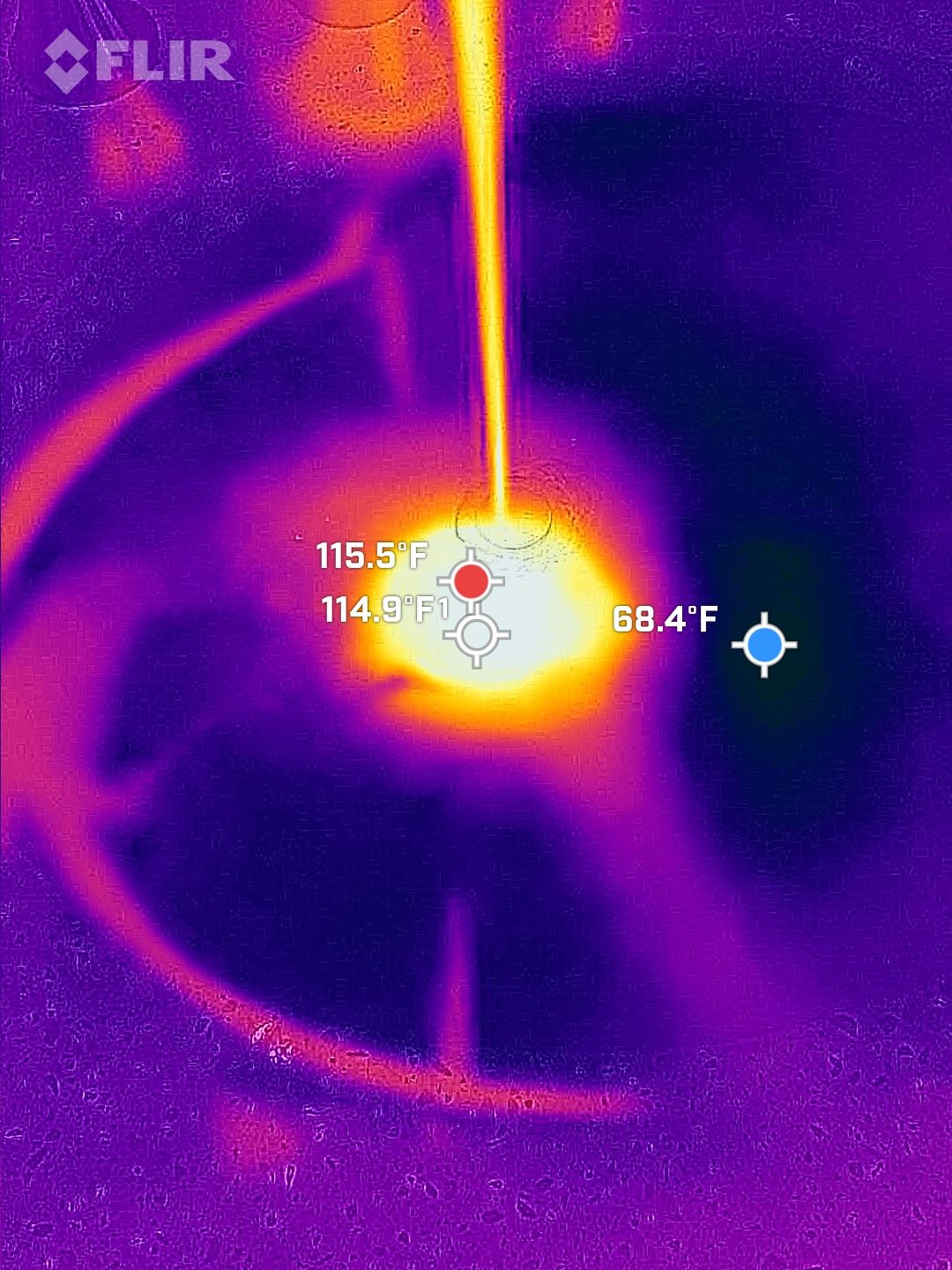 Imagen térmica de agua caliente llenando una tina