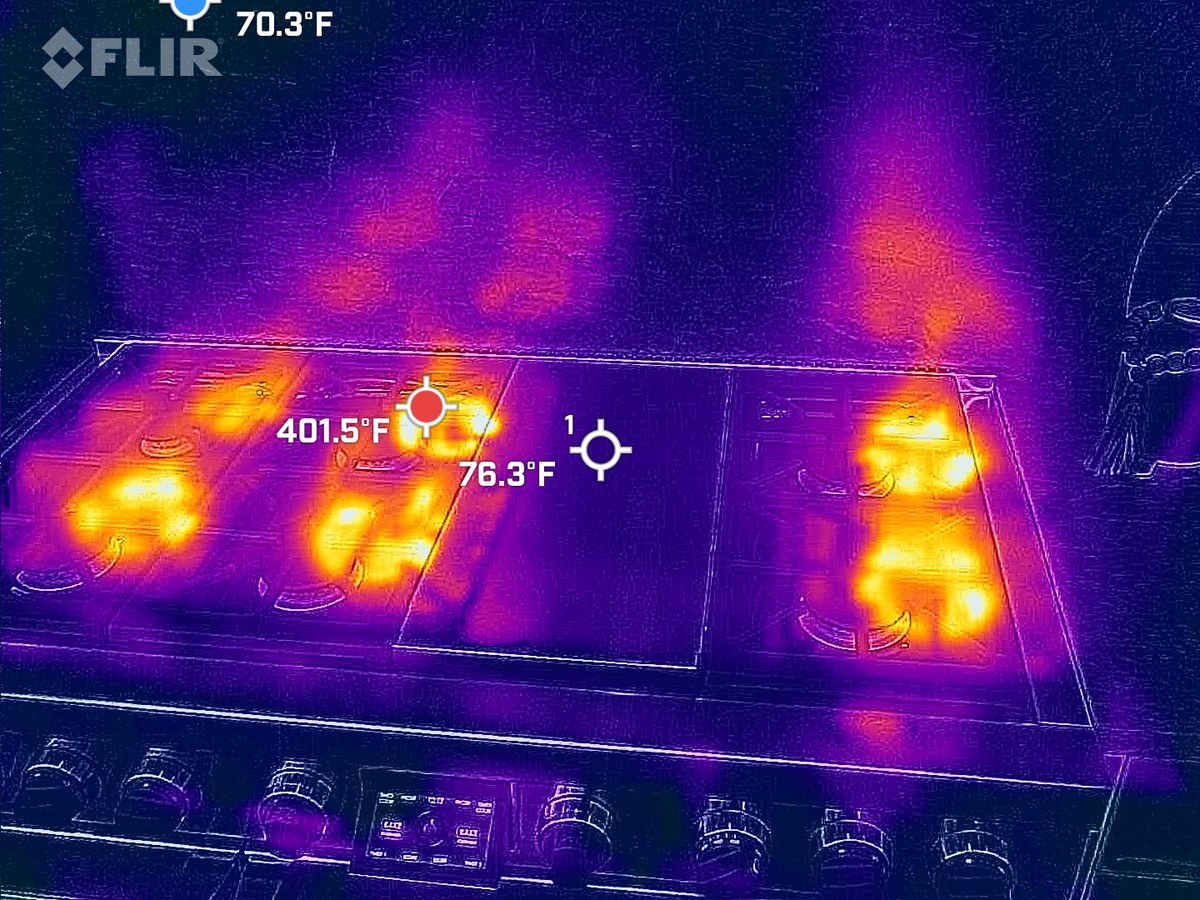 FLIR thermal image of a pro-style range top with burners up to 401.5°F while the griddle reads 76.3°F